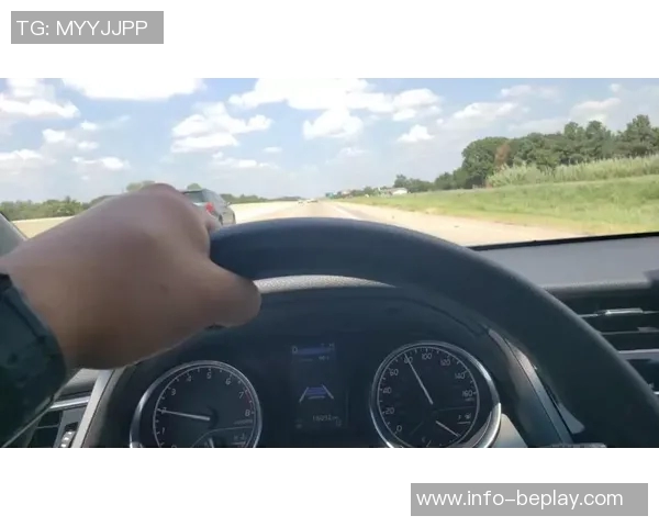 卡姆琼斯因超速被拦截逮捕急于赶往训练场引发关注